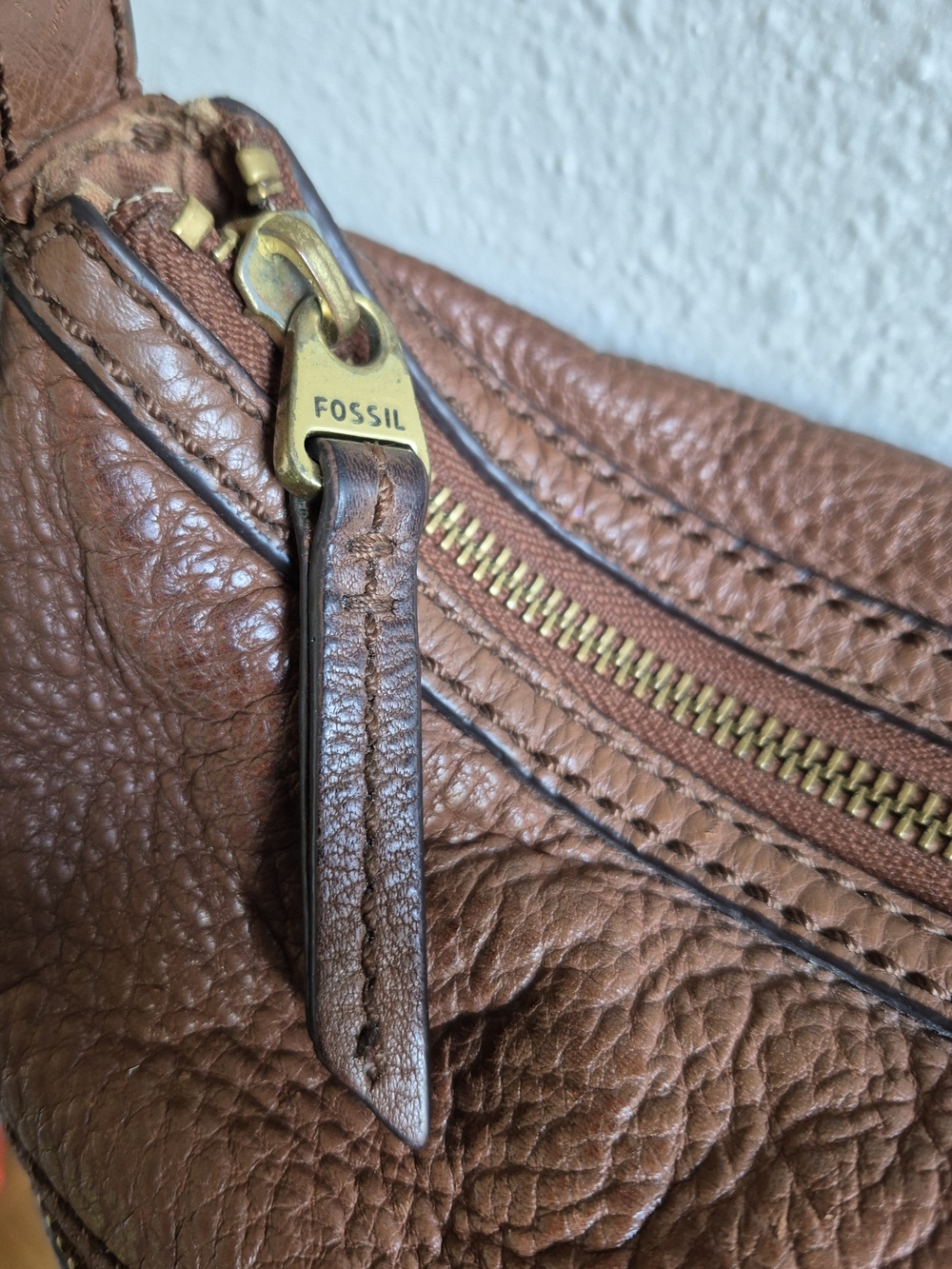 Fossil Elise Classic Pebbled Brown Leather Crossbody Purse with Key Charm - Picture 12 of 13
